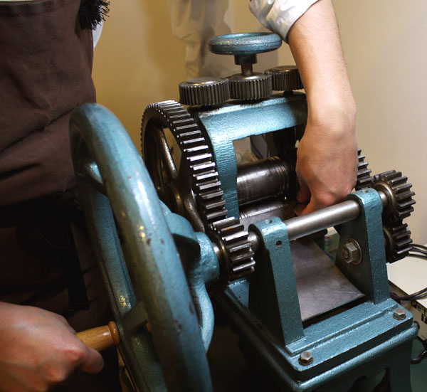 ジュエリー工具の紹介、地金を圧延するローラー