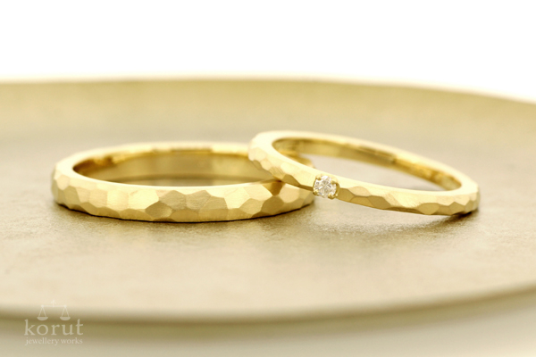 槌目模様のマリッジリング（結婚指輪）