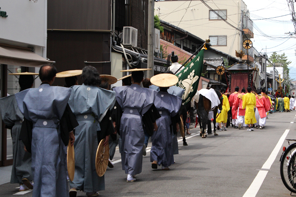 2015年還幸祭・装束を着た行列