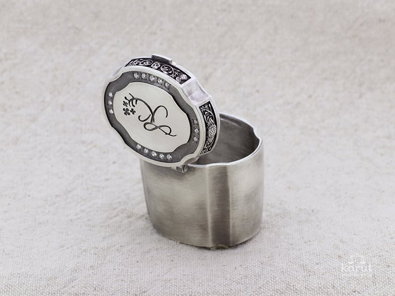 シルバー製の蓋付きケース