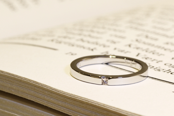 フルオーダーエンゲージリング(婚約指輪)、プラチナ900・平板・プリンセスカットダイヤモンド・光沢仕上げ1