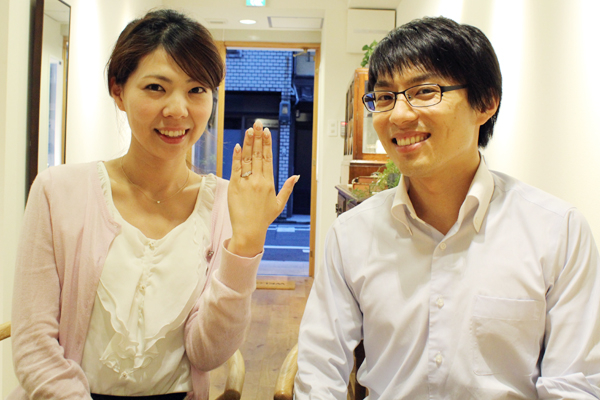 完成したリフォームエンゲージリングの納品風景2