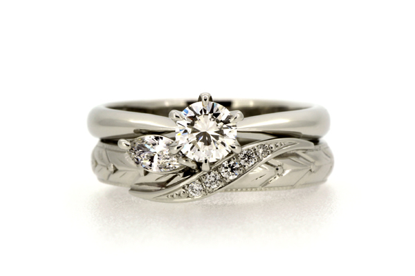 リフォーム後のマリッジリング(結婚指輪)とお手持ちのエンゲージリングを重ねて