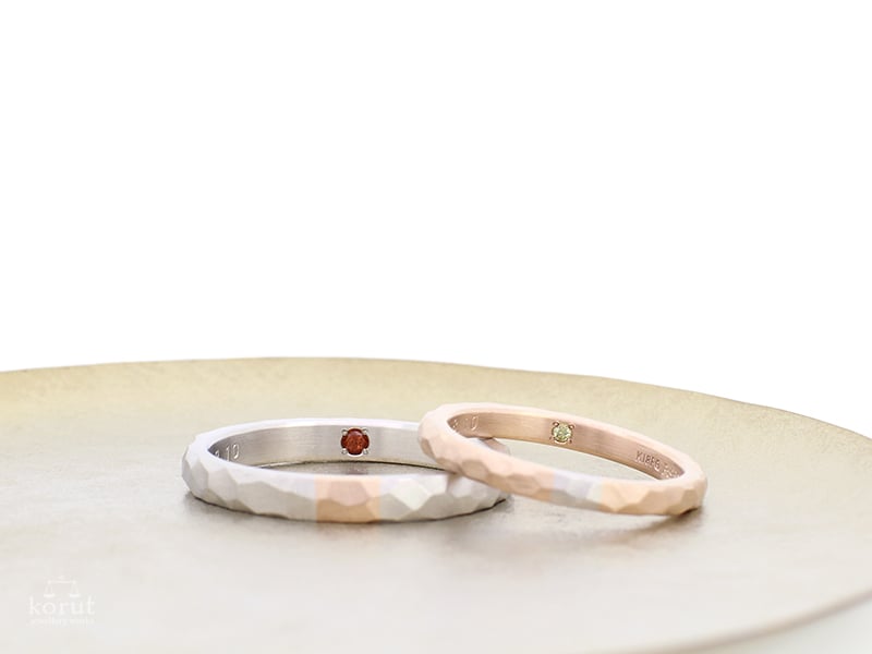 内側にお互いの誕生石を入れたマリッジリング