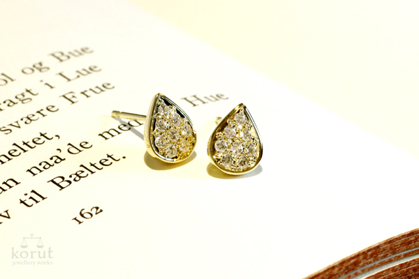 リフォーム後はピアスに。雫型のベースに、ダイヤモンドをパヴェ留め。