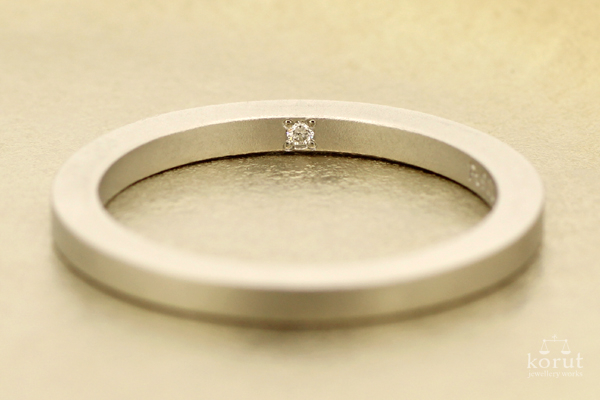 指輪の内側にダイヤモンドを留めています