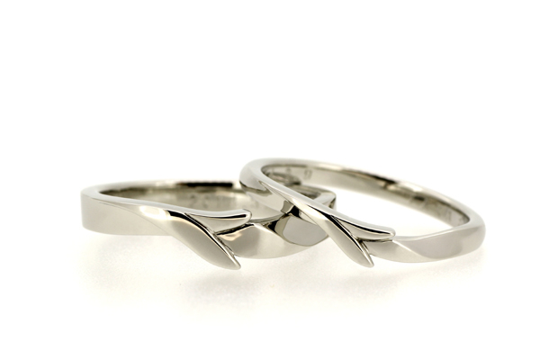 フルオーダーメイドマリッジリング(結婚指輪)完成写真、プラチナ950・光沢仕上げ・オリーブの葉と実をモチーフに