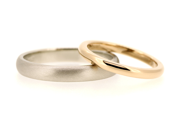 フルオーダーマリッジリング(結婚指輪)完成写真、女性用：18金ピンクゴールド・光沢仕上げ、男性用：プラチナ900・つや消し加工