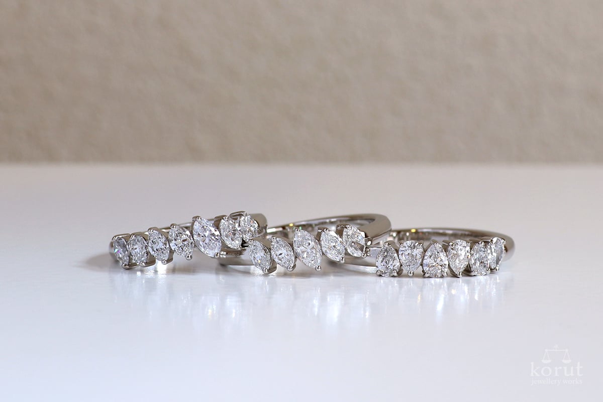 取り巻きダイヤを3本のリングに