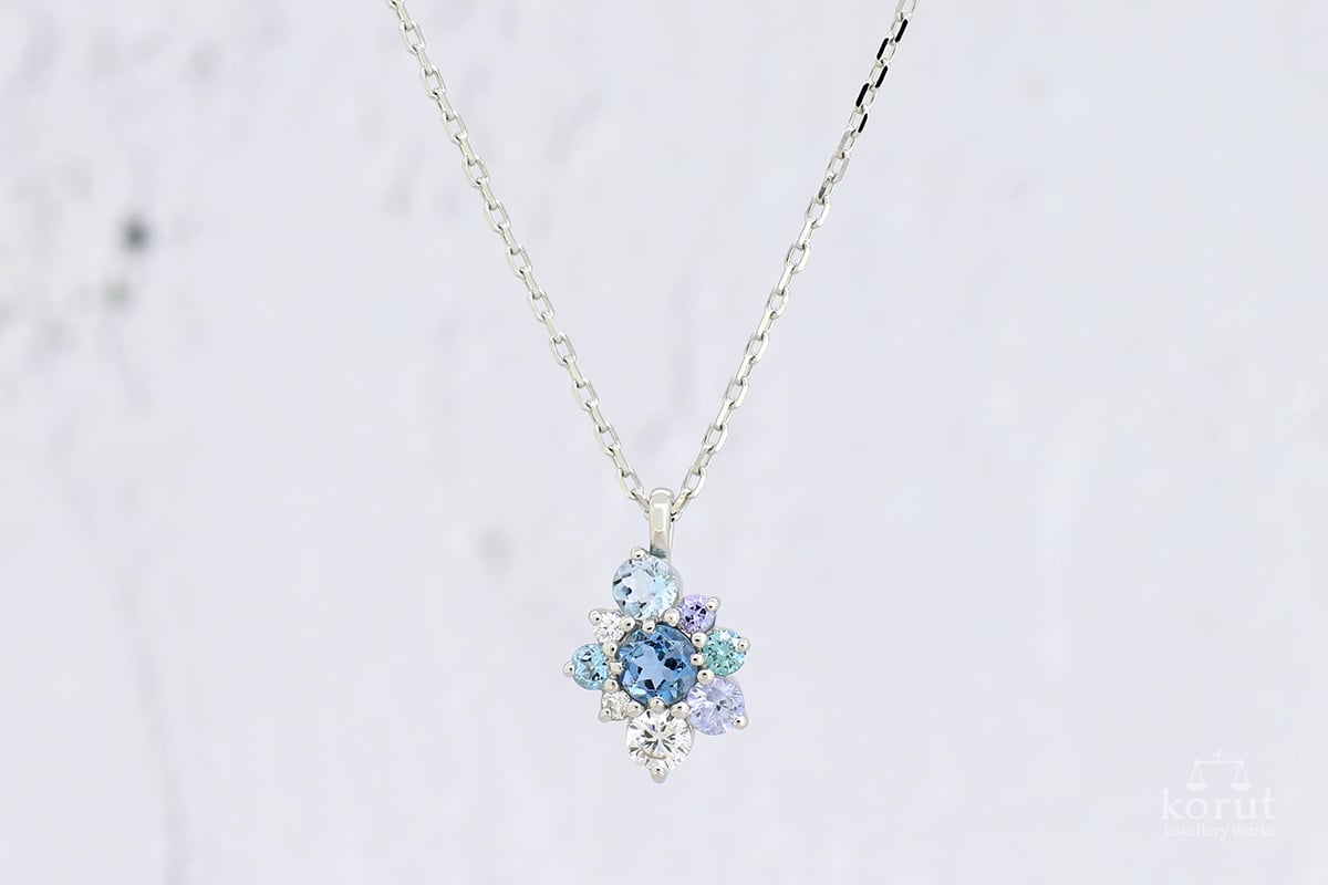 ブルー系カラーストーンのペンダント