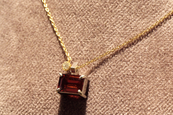 リフォーム後の18金イエローゴールド４本爪スクエアカットガーネットペンダント、メレダイヤモンドをミル留したチャーム付き