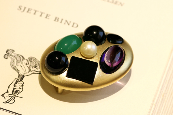 リフォーム後のシルバー(18金イエローゴールドメッキ)色石付き帯留・梨地加工