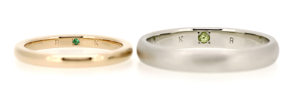 フルオーダーマリッジリング(結婚指輪)完成写真、リング内側に留められたエメラルドとペリドット