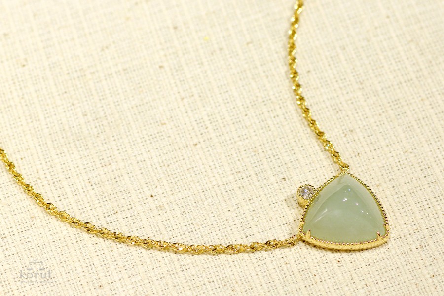 トリリアントカットの石を使ったアンティークテイストのペンダント