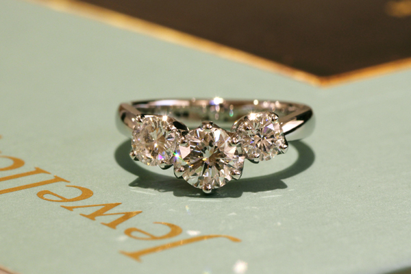 リフォーム後のプラチナ製ダイヤスリーストーンリング完成写真