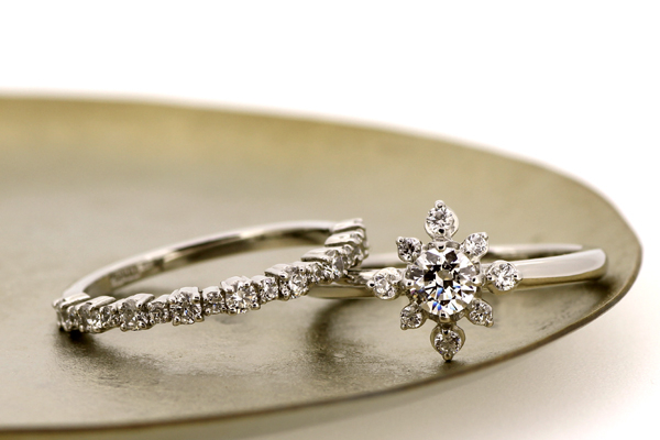 korutオリジナルエンゲージリング(婚約指輪)、左：プラチナ製ダイヤモンドハーフエタニティリング、右：プラチナ製ダイヤモンド取巻リング