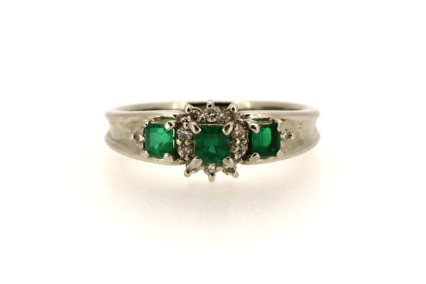 リフォーム前のプラチナ製エメラルドリング