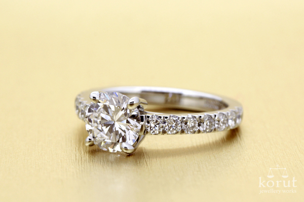 完成したリフォームリング・プラチナ900、１カラットUPダイヤモンド、メレダイヤ×14、光沢仕上