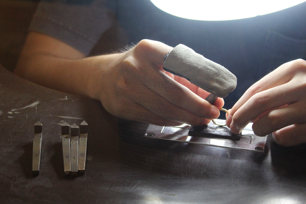 マリッジリング（結婚指輪）への打刻体験