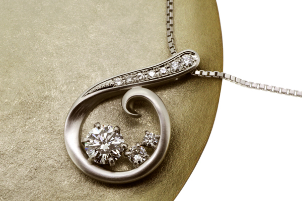 リフォーム後のプラチナ製ダイヤモンドペンダント、つや消し加工