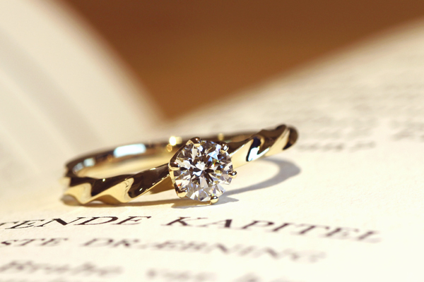 エンゲージリング(婚約指輪)完成写真、18金イエローゴールド・ダイヤモンド・光沢仕上げ