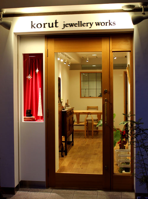 2013年クリスマスディスプレイを施したkorut jewellery worksのショーケース
