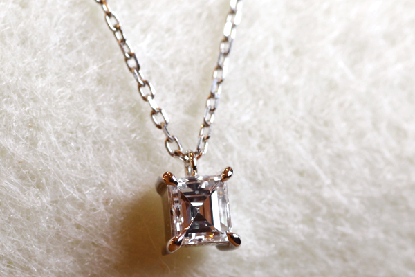 一粒石ダイヤモンドペンダントのバリエーション、プラチナ900、バゲットカット（長方形）ダイヤモンド、四本爪