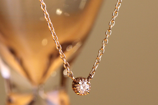 一粒石ダイヤモンドペンダントのバリエーション、ピンクゴールド、ミル打ちデザイン四本爪