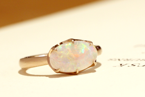 リフォーム後の18金ピンクゴールド・ホワイトオパール6本爪リング・一部つや消し加工