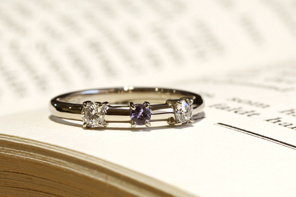 リフォーム後のリング完成写真、プラチナ900・ダイヤモンド・タンザナイト・光沢仕上げ