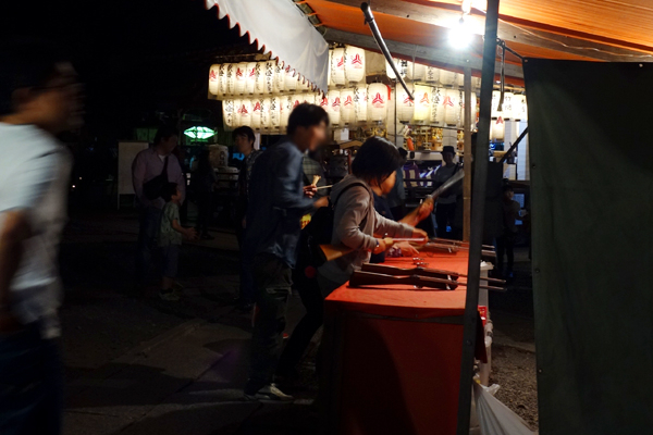 2015年還幸祭・下御霊神社の縁日、射的の様子