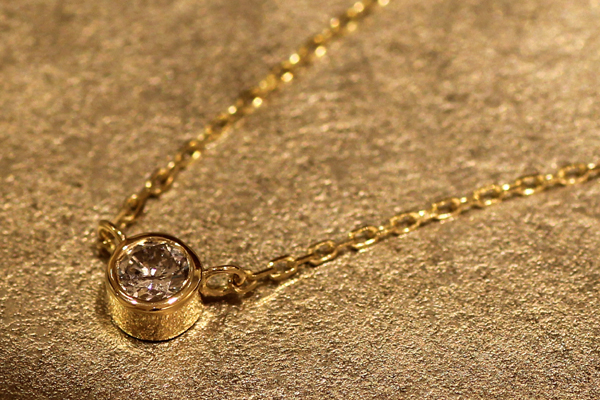 一粒石ダイヤモンドペンダントのバリエーション、18金イエローゴールド、フクリン枠