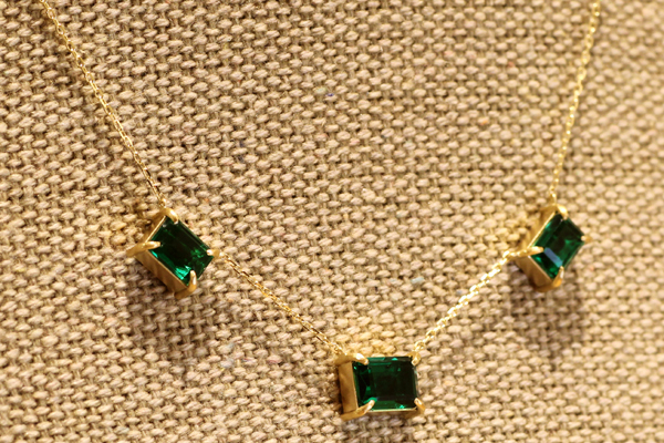 リフォーム後の18金イエローゴールド製スクエアグリーン石付きステーションネックレス完成写真