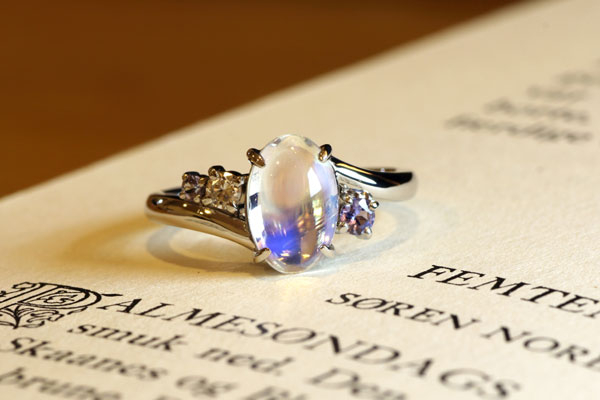 リフォームリング完成写真、プラチナ900・オーバルカボションのムーンストーン・ダイヤモンド・タンザナイト