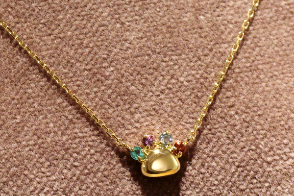 肉球モチーフのペンダント