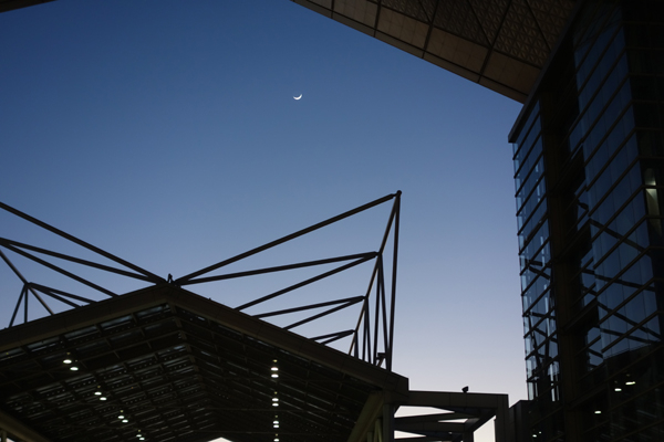 2015年東京国際宝飾展、ビッグサイトにて夕暮れの三日月