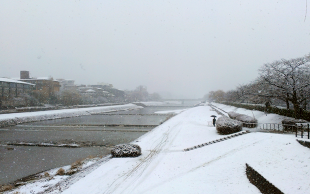 2014年2月中旬、京都二条河端付近に雪が積もりました