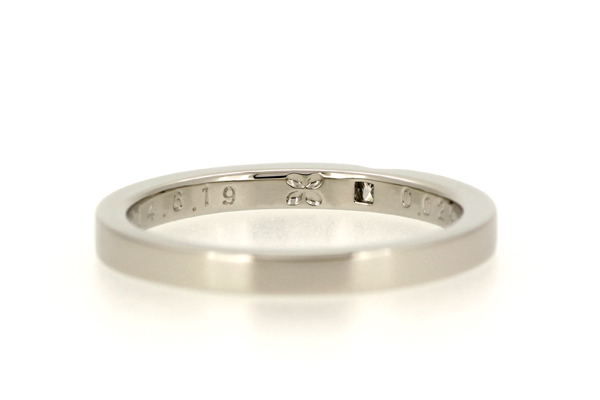 フルオーダーエンゲージリング(婚約指輪)のリング内側に凹みで作られたお花のモチーフ