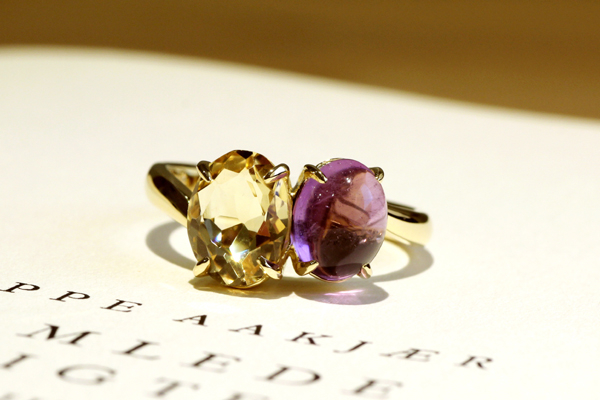 リフォーム後の18金イエローールド2ストーンリング、オーバルカットのシトリンとオーバルカボションのアメジストを使用