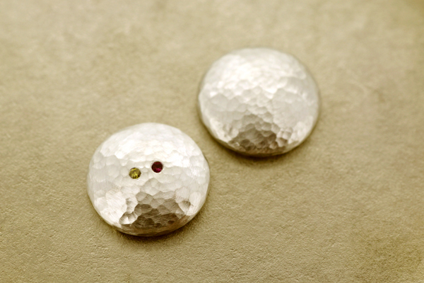 シルバー製イエローダイヤ、ルビー入お守り