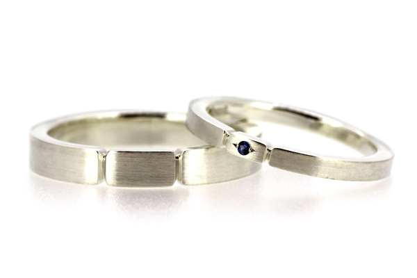フルオーダーペアリング完成写真、シルバー・つや消し加工、女性用のみブルーサファイヤ