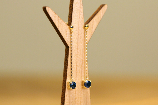 リフォーム後のピアス完成写真、18金イエローゴールド・ブルーサファイヤ