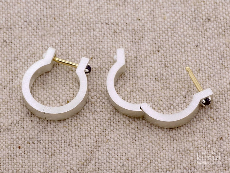 シルバーとサファイアのフープピアス