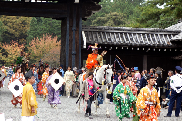 時代祭2015年堺町御門の様子2-城南やぶさめ列