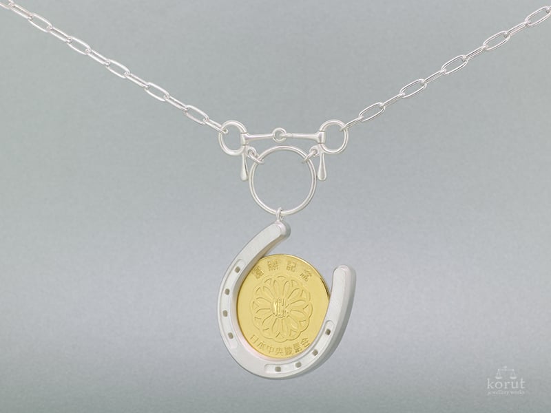 馬蹄モチーフのコインペンダント