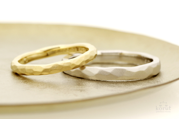 槌目模様と梨地加工のマリッジリング（結婚指輪）