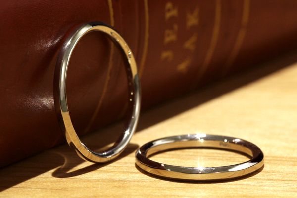 フルオーダーマリッジリング(結婚指輪)完成写真、プラチナ900・光沢仕上げ・六角形の断面を持つペアマリッジリング(結婚指輪)