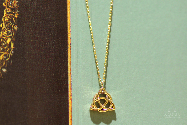トリケトラモチーフのペンダント