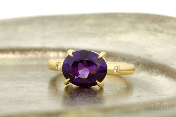 リフォーム後の指輪。つや消しのイエローゴールドにアメジストが映えます。