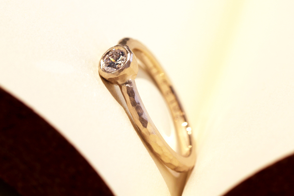 リフォーム後の18金ピンクゴールド製エンゲージリング(婚約指)・フクリン留・槌目・艶消し加工完成写真